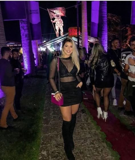 16 Looks Incríveis Para Arrasar Em Um Show Sertanejo Noturno! Rock Outfits For Women Concert, Casual Bar Outfits, Bad Bunny Concert Outfit, Winter Night Outfit, Cute Concert Outfits, Concert Outfit Fall, Outfit Night Club, Concert Attire, Bar Outfits