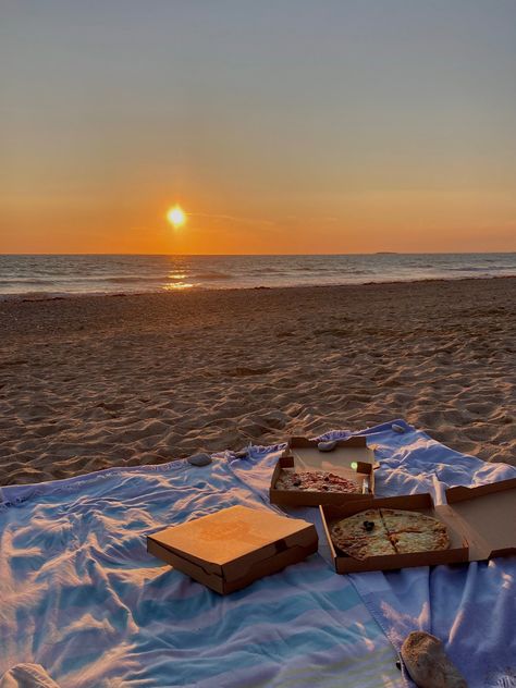 Evening Beach Picnic, Pizza On The Beach, The Beach Sunset, Dates Ideas, Fall Picnic, Beach Date, Beach Bonfire, Beach Meals, Picnic Date