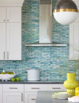 Sea glass backsplash for the kitchen Beach Style Kitchen, Kitchen Blue, Herringbone Backsplash, House Of Turquoise, Beach House Kitchens, Beach Kitchens, Glass Tile Backsplash, Coastal Kitchen, Beach Cottage Style