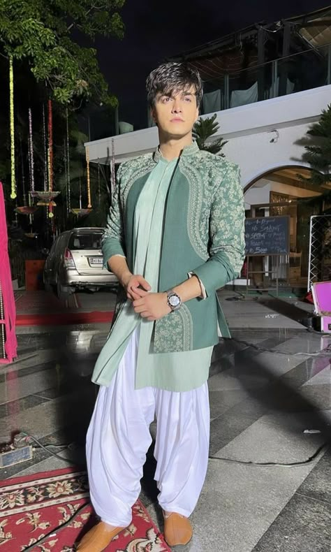 Indian Wedding Clothes For Men, Sherwani For Men Wedding, Wedding Kurta For Men, Groom Dress Men, Wedding Outfits For Groom, Wedding Dresses Men Indian, Fashion Models Men, Gents Kurta Design, Marriage Dress