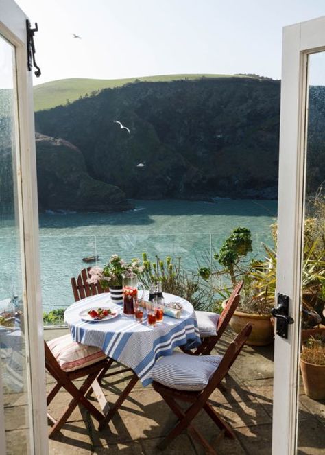 British Seaside Cottage, Cottage By The Sea Aesthetic, English Seaside Cottage Interior, House By The Sea Aesthetic, English Seaside Cottage, Seaside Cottage Aesthetic, Sea Side Cottage, Seaside Cottage Interior, Cornwall Cottage