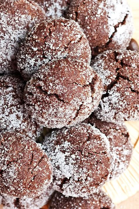 Quick and easy coffee cookies recipe, homemade with simple ingredients. These mocha cookies are full of cocoa and espresso flavors. Crispy on the outside but soft on the inside. One of my favorite cookies to make are crinkle cookies and these are irresistible! If you love chocolate and coffee, then you need to make these cookies immediately! They have crispy, sugary tops with soft centers. They are also quick and easy to make, using simple ingredients from your pantry. My family is obsessed ... Espresso Powder Recipes, Cookies Espresso, Coffee Cookies Recipe, Coffee Icing, Coffee Biscuits, Cookies To Make, Mocha Cookies, Decorating Hacks, Chocolate And Coffee