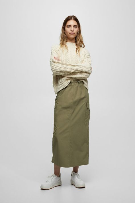 Parachute cargo skirt Green Skirt Outfits, Cargo Skirt Outfit, Dark Green Skirt, Long Green Skirt, Modest Summer Fashion, Cargo Outfit, Parachute Cargo, Long Skirt Outfits, Winter Skirt Outfit