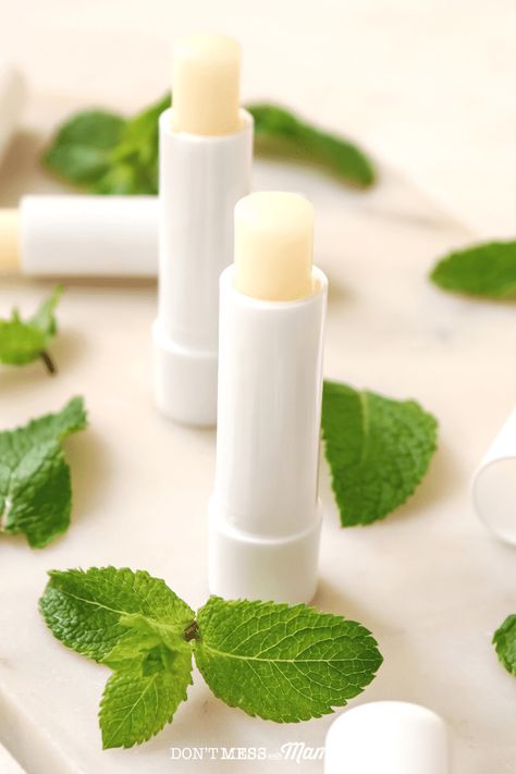 Ditch the store-bought lip balm, and make this DIY Chocolate Peppermint Lip Balm that's perfect for fall and winter because it's so nourishing and helps to keep lips hydrated when the seasons change. Peppermint Lip Balm Recipe, Liquid Soap Making, Lip Balm Recipe, Raspberry Lips, Cherry Lip Balm, Balm Recipe, Coconut Lip Balm, Peppermint Lip Balm, Strawberry Lip Balm