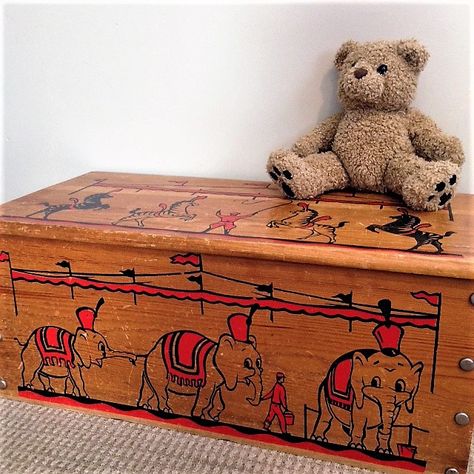 Vintage circus toy box Vintage Toy Storage, Arthur Spiderwick, Anne Lester, Toy Trunk, Childrens Toy Boxes, 1950s Toys, Circus Toy, Wooden Toy Boxes, Vintage Circus