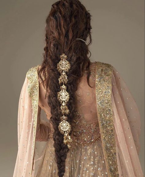 South Asian desi pakistani Indian Bangladeshi bridal hair look hairstyle shaadi walima braid jewelry Traditional Hairstyle, Wedding Brides, Image Swag, Desi Fashion Casual, Traditional Indian Outfits, Desi Wedding, Indian Aesthetic, Asian Hair, Pakistani Bridal