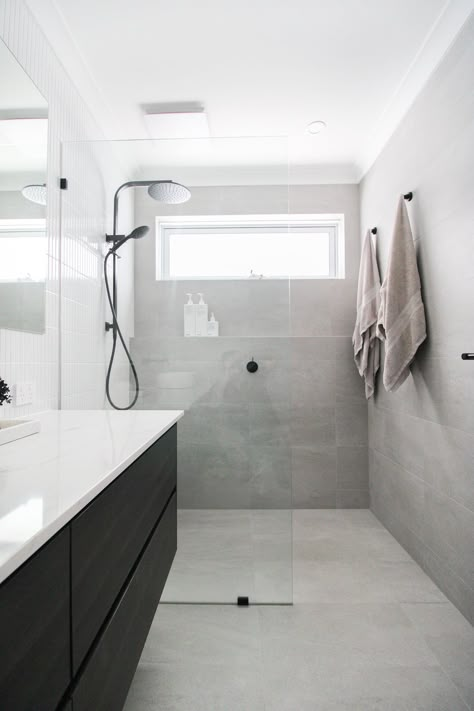 The Shower Ledge - Best Alternative To A Shower Niche - On The Ball Bathrooms Walking Shower, Shower Ledge, Bathrooms Dark, Half Wall Shower, Bathroom Niche, Ensuite Ideas, Window In Shower, Small Bathroom Renovations, Shower Designs