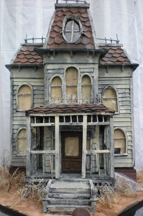 Haunted House Crafts, Haunted House Craft, Dollhouse Halloween, Casa Halloween, Creepy Houses, Haunted Dollhouse, House Crafts, Halloween Miniatures, Spooky House