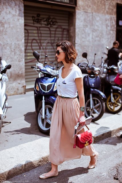 tucked t-shirt with belt and ballet flats. Really pretty with this skirt Street Style Stockholm, T Shirt Branca, Skirt Diy, Paris Mode, Mode Casual, Street Style Summer, Outfit Trends, Victoria Secrets, Beautiful Skirts