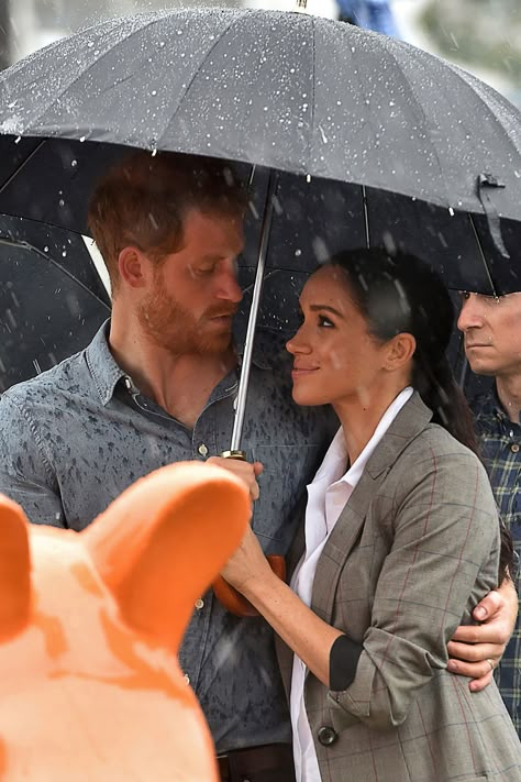 Rain Falls on Prince Harry and Meghan Markle’s Tour Moments After Visiting Drought-Stricken Farm Estilo Meghan Markle, Princ Harry, Prince Harry Et Meghan, Prinz Charles, Princess Meghan, Prins Harry, Prince Harry And Megan, Markle Prince Harry, Meghan Markle Prince Harry