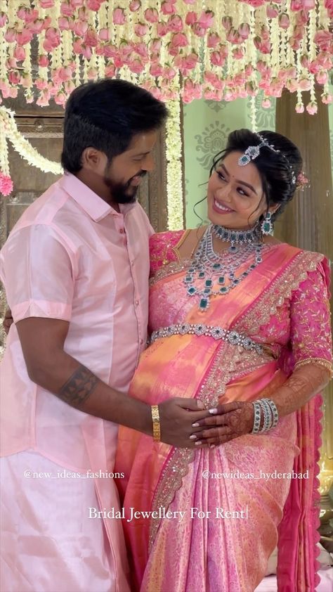 Step inside dreamy baby showers of popular TV actresses Gayathri Yuvraaj @gayathri_yuvraaj Yuvraaj Jayakumar @yuvi_smart welcome to her 2nd… | Instagram South Indian Baby Shower Look, Baby Shower Poses, Baby Shower Saree, Shower Poses, Baby Shower Makeup, Shower Photos, Mehendi Artist, Indian Baby Showers, Pregnancy Pics