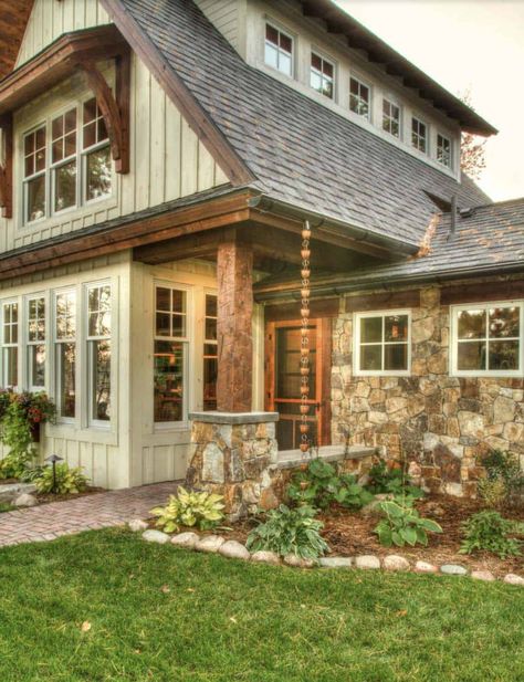 Serene lake house in Minnesota provides an inviting rustic refuge Exterior Home Renovation, Mountain Home Exterior, Rustic Lake Houses, House Mediterranean, Exterior Home Design, Green Exterior, Rustic Exterior, Cabin Exterior, Exterior Home