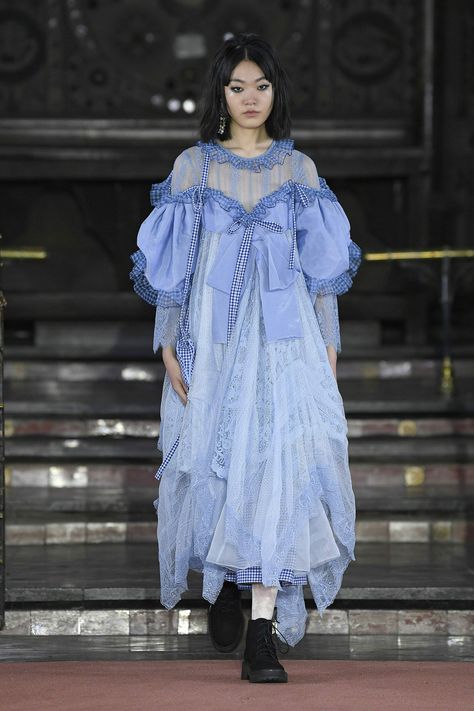 London Fashion Week Runway, Ready To Wear Fashion Show, Ready To Wear Fashion, Show Collection, Fashion Week Runway, Winter 2022, Fashion Show Collection, Large Fashion, London Fashion