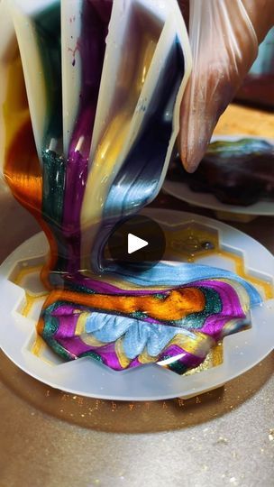 Décoration Diy, Silicone Cups, Acrylic Painting Techniques, Satisfying Video, Gold Line, Resin Crafts, Painting Techniques, Designs To Draw, Different Colors