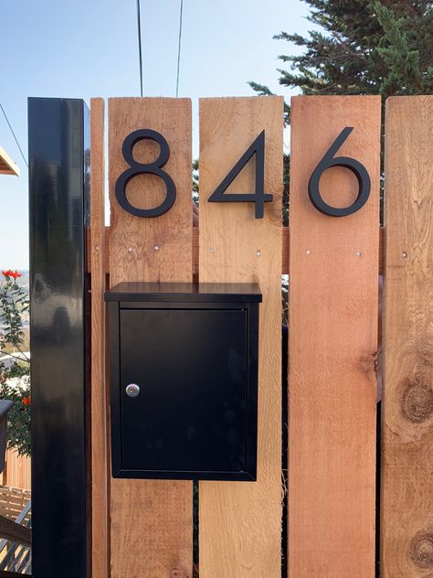 Cedar fence with modern house numbers and mailbox. Photo: Paul Ruxton House Numbers On Fence, Mailbox In Fence, Fence Mailbox Ideas, Mailbox On Fence, Trash Garden, Ohana House, Fence Inspiration, Mid Century Mailbox, Letter Box Design