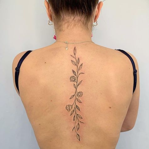 back tattoo Small Tattoo On Spine For Women, Back Tattoo Women Spine Traditional, Flowered Spine Tattoos, Flower And Vine Spine Tattoo, Feminin Spine Tattoo, Back Tattooed Woman, Flower Spine Tattoos Simple, Eucalyptus Spine Tattoo, Fine Like Back Tattoo