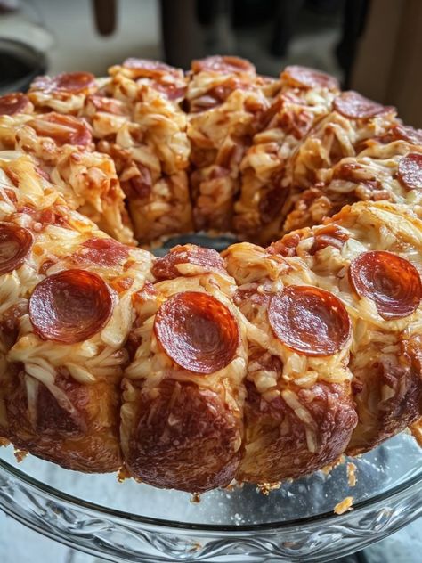 Indulge in cheesy, pull-apart Pepperoni Pizza Monkey Bread! Perfect for party snacks or a fun family dinner. Easy & delicious! #PizzaLovers #PartySnacks #FamilyDinner #CheesyGoodness #Pepperoni Pepperoni Pull Apart Bread, Pizza Monkey Bread Recipe, Pepperoni Pizza Monkey Bread, Pizza Monkey Bread, Pull Apart Pizza Bread, Monkey Bread Recipe, 30 Minute Dinners, Honey Garlic Sauce, Pizza Burgers