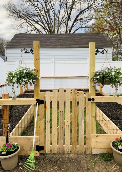 Pallet Gate Diy How To Build, Diy Gate Outdoor Pallet Wood, Gate Out Of Pallets, Pallet Garden Gate Diy, Pallet Garden Gate, Pallet Gates Outdoor, Pallet Gate Diy, Garden Pallet Fence, Palette Fence