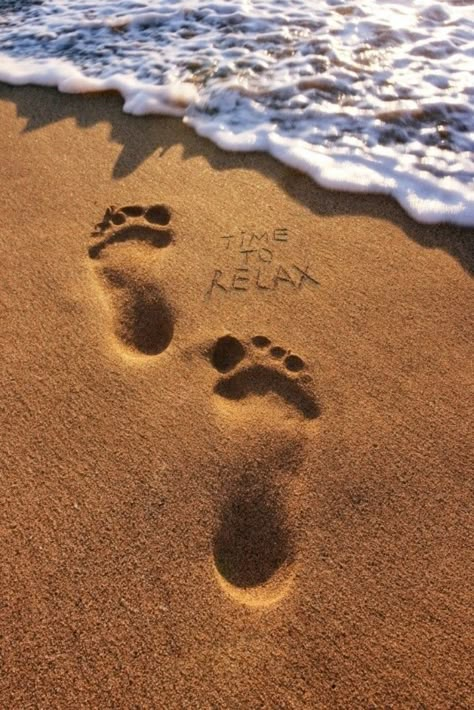 Footprints In The Sand, Beach Photography Poses, I Love The Beach, Beach Poses, Beach Photoshoot, Summer Photos, Artistic Photography, Summer Pictures, Beach Aesthetic