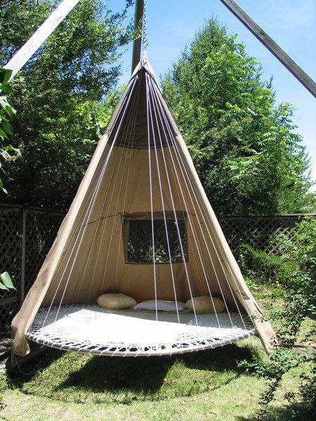 Recycled Garden Projects, Recycled Trampoline, Old Trampoline, Chill Lounge, Koti Diy, Backyard Trampoline, Recycled Garden, Trampolines, Outside Ideas