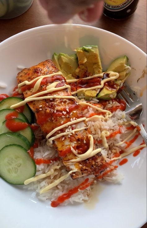 Salmon, cucumber, avocado, spicy mayo, soy sauce, sriracha, and rice topped with sesame sesame seeds Emily Mariko Salmon Bowl, Drool Emoji, Salmon Cucumber, Salmon Bowl, Cucumber Avocado, Food Program, Salmon And Rice, Healthy Food Inspiration, Salmon Dinner