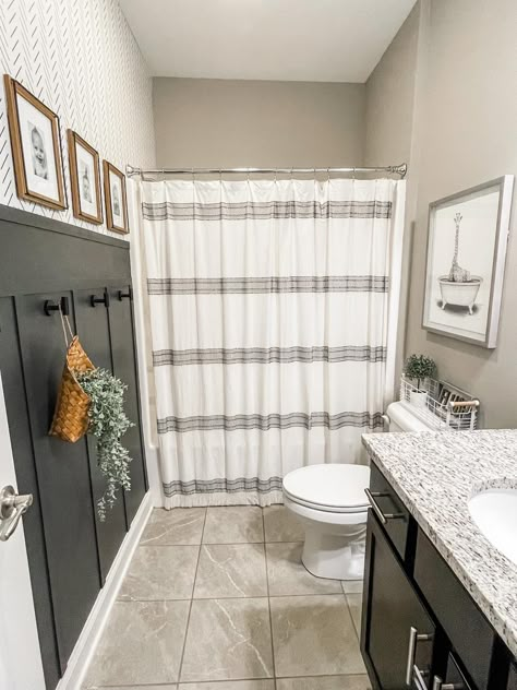 Black White And Tan Bathroom Ideas, Bathroom Ideas With Beadboard, Trailer Home Bathroom Remodel, Simple Kids Bathroom Ideas, Manufactured Home Bathroom Remodel Ideas, Neutral Guest Bathroom Ideas, Tan Black And White Bathroom, White And Brown Bathroom Ideas, Old Bathroom Renovation