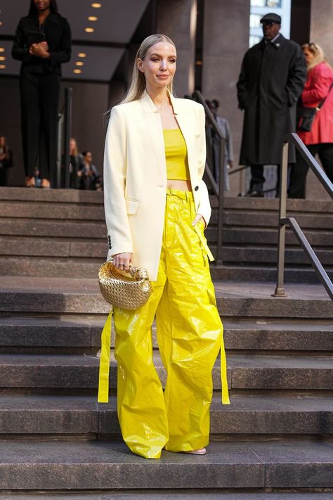 Yellow Cargo Pants Outfit, Yellow Cargo Pants, Cargo Outfits Women, Cargo Pants Outfit Street Style, Cargo Pants Outfit Ideas, Yellow Pants Outfit, Parachute Pants Outfit, Pant Outfits For Women, Celana Kargo