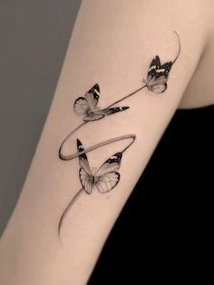 Butterfly Tattoos On Arm, Girl Arm Tattoos, Butterfly Tattoos For Women, Muster Tattoos, Wrist Tattoos For Women, Tattoo Style Drawings, Different Tattoos, Discreet Tattoos, Elegant Tattoos