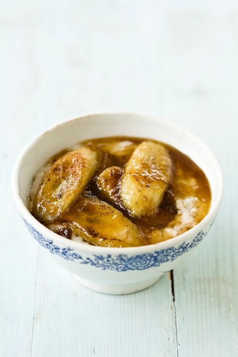 This porridge recipe from Marcus Wareing is a superb way to start a day. Bananas are fried with maple syrup, and Greek yoghurt adds a creamy tang to porridge. Marcus Wareing, Yoghurt Recipe, Aesthetic Foods, Night Recipes, Great British Chefs, Porridge Recipes, Burns Night, Oats Recipe, Paleo Breakfast