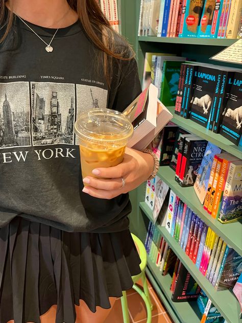 Cute Bookish Outfits, Book Girly Outfits, Bookstore Outfit Summer, Bookstore Instagram Photos, Bookstore Outfit Aesthetic, Book Girl Outfits, Libros Aesthetic, Aesthetic Bookshelves, Bookish Style