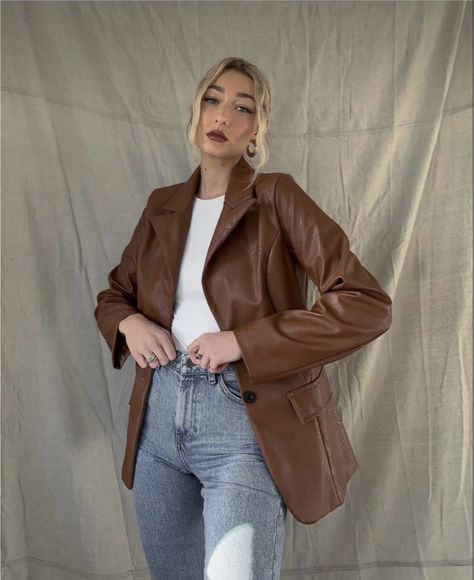 Tan Leather Blazer Outfit Women, Leather Brown Blazer Outfit, Camel Leather Blazer Outfit, Brown Leather Jacket Outfit Fall, Maong Jacket Outfit, Camel Leather Jacket Outfit, Brown Leather Jacket Outfits Women, Brown Blazer Outfits For Women, Brown Leather Blazer Outfit