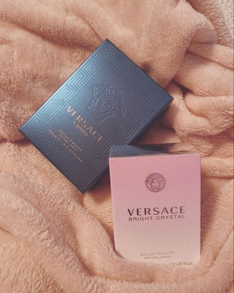 Rich clean aesthetics versace perfume couple Versace Perfume, Perfume Packaging, Perfume Set, Perfume Fragrance, Fragrance Collection, Luxury Beauty, Boyfriend Girlfriend, Matching Couples, Fragrances Perfume