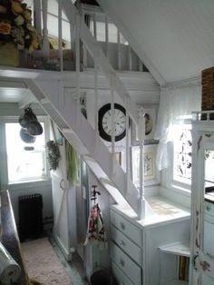 Micheles Pawsitively Tiny House 004 Tiny Staircase, Tiny Stairs, Tiny Home Floorplan, Inside Tiny Houses, Mini Room, Tiny House Camper, Boho Ideas, Tiny House Stairs, Tiny House Storage