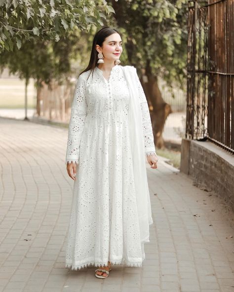 White Froke Design Pakistani, Chickenkari Dress, Pakistani White Dress, Convocation Dress, Cotton Dress Summer Casual, Eastern Clothes, Shadi Dress, Pretty Dresses Casual, Pakistan Dress