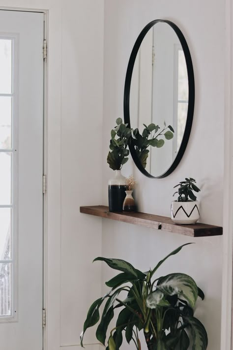 Simple greenery minimalist mirror entryway Family Room Mirror, Minimalist Mirrors, Mirror Decor Living Room, Minimalist Dekor, Entryway Mirror, Small Entryways, Hal Decor, Home Entrance Decor, Living Room Mirrors