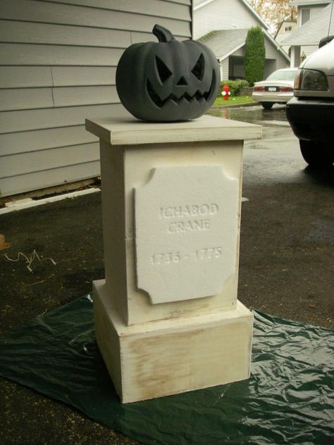 Halloween Decorations Tombstones, Jack O Lantern Display, Fun Gravestones, Static Halloween Props, Halloween Diy Props, Diy Tombstones Halloween, Halloween Tombstones Diy, Halloween Headstone, Halloween Fence