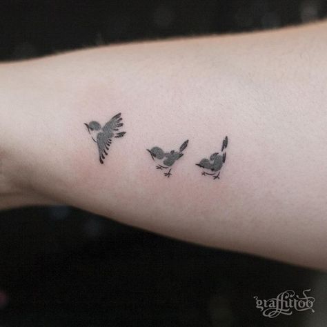 Bird Tattoo On Wrist, Tiny Bird Tattoo, Chickadee Tattoo, Mundo Hippie, Small Bird Tattoos, Tattooed People, Tiny Bird Tattoos, Tattoo On Wrist, Bird Tattoos For Women