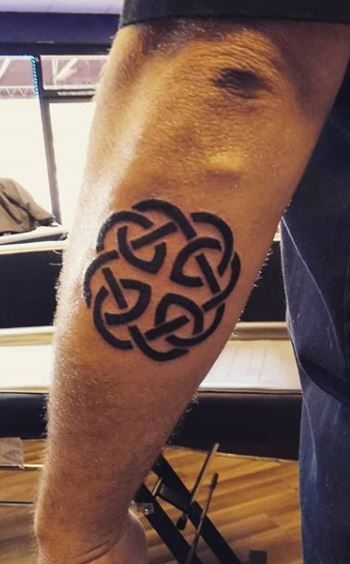 Celtic Flame Tattoo, Gaelic Tattoo Men, Celtic Tattoo Ideas For Men, Celtic Dara Knot Tattoo, Family Celtic Knot Tattoo, Celtic Hand Tattoos For Women, Celtic Pattern Tattoo, Father Daughter Symbol Tattoos, Celtic Shield Knot Tattoo