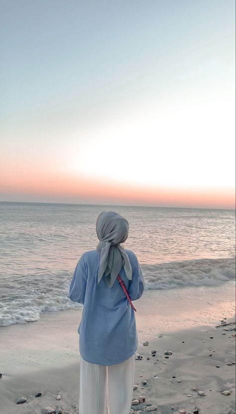 Style Pantai Korea, Ootd Pantai Hijab Simple, Ootd Kepantai, Ootd Mantai, Outfit Hijab Pantai, Outfit Mantai, Ootd Hijab Ke Pantai, Beach Hijab Outfit Ideas, Beach Outfit Hijab