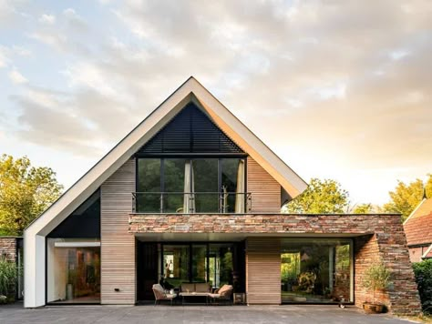 Projecten | BAAS architecten Gable Roof House, Gable Roof Design, Flat House, Gable House, Beach House Living Room, Facade Architecture Design, Modern Bungalow House, Modern Barn House, Gable Roof