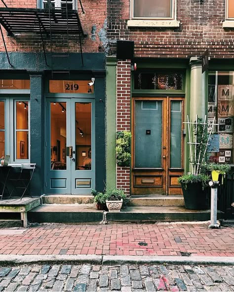 Aesthetic Coffee Shops, Visit Philadelphia, Girl Apartment, Only Aesthetic, East Coast Road Trip, All Falls Down, American Colonies, Best Coffee Shop, New York Apartment