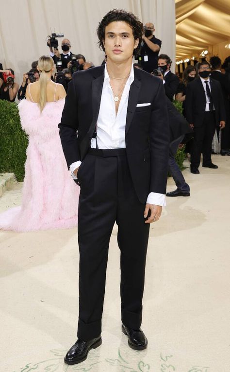 Charles Melton from Met Gala 2021 Red Carpet Fashion on E! Online Hollywood Suits For Men, Men’s Met Gala Outfits, Celebrity Suits Men Red Carpets, Man Red Carpet Outfit, Best Met Gala Looks Men, Men Hollywood Fashion, Gay Guy Prom Outfits, Best Mens Red Carpet Looks, Summer Prom Outfit Men