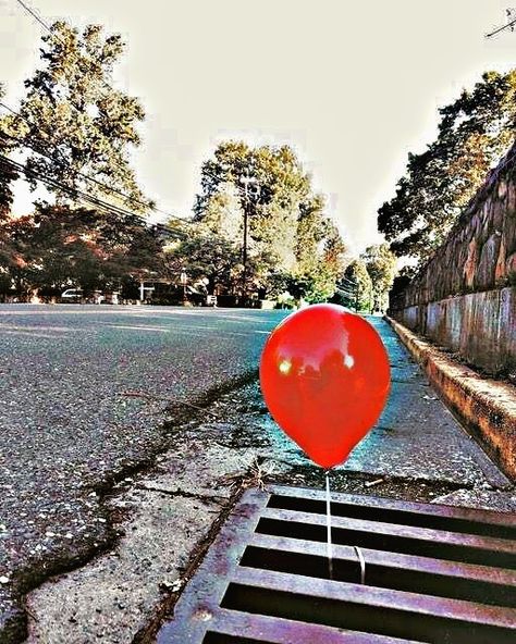 Red Balloon Aesthetic, Beverly Marsh, You'll Float Too, Pennywise The Dancing Clown, Clubbing Aesthetic, Bad Friends, Movies 2017, Stephen King, Scary Movies