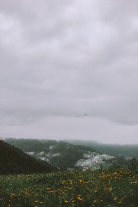 Cloudy Day Wallpaper, Cloudy Day Aesthetic, Cloudy Day Photography, Cloudy Photography, Cool Background, Rainy Sky, Mountain Aesthetic, Mountains Aesthetic, Foggy Mountains