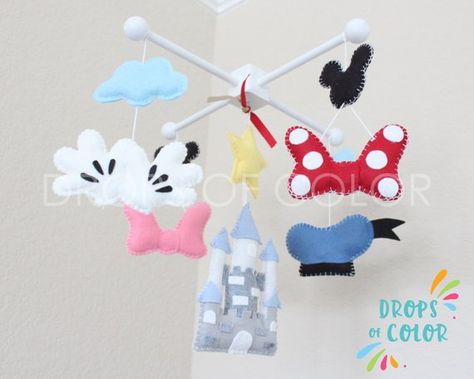 Disneyland Nursery, Disney Baby Rooms, Disney Felt, Disneyland Art, Mickey Mouse Nursery, Disney Themed Nursery, Mouse Nursery, Disney Cricut, Crib Mobiles