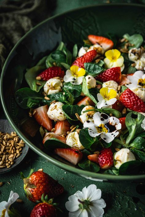 Spring salad with Strawberries and edible flowers - Story on a plate Edible Flowers Salad, Fruit Salad Spring, Salad With Flowers, Sunflower Recipes, Flowers Story, Salad Spring, Flower Salad, Salad With Strawberries, Light Side Dishes