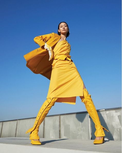 Max Mara on Instagram: “Sun seeker. @parksera210 shines bright for @voguekorea in a total yellow #MaxMara #SS19 look. #MaxMaraEditorials  Photographer: @photokyj80…” Editorial Street Photography, High Fashion Poses, Mode Editorials, High Fashion Editorial, High Fashion Photography, Model Pose, Outfit Chic, Model Poses Photography, Fashion Photography Poses