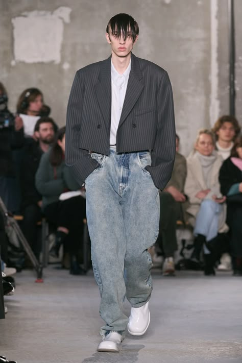 Hed Mayner Fall 2023 Menswear Fashion Show | Vogue Double Breasted Blazer Men, Cropped Blazer Outfit, Fall 2023 Menswear, Hed Mayner, 2023 Menswear Fashion Show, Paris Fashion Week Men, Mens Outfit Inspiration, Menswear Fashion Show, Menswear Fashion