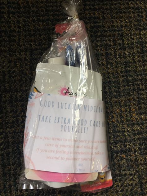 Cute midterms goodie bags! Ra Finals Goodie Bags, Educational Ra Program Ideas Alcohol Awareness, Dorm Decs Resident Assistant, Door Tags Resident Assistant, Resident Assistant Programs, Resident Assistant, Ra Ideas, Room Essentials, Goodie Bags