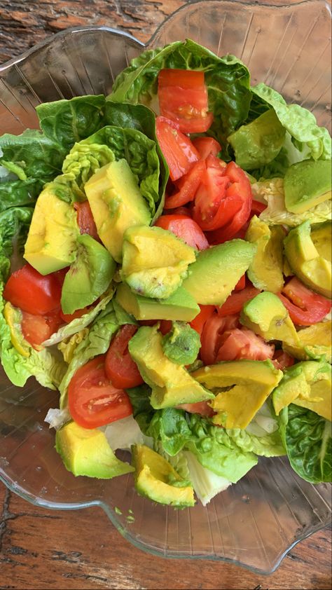 avocado tomato salad Avocado Salad Aesthetic, Tomato Salad Ideas, Salad Aesthetic, Salad Summer, Avocado Tomato Salad, Salad Ideas, Avocado Tomato, Tomato Salad, Avocado Salad